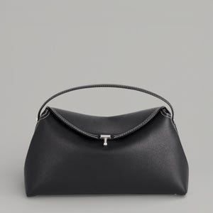 Pu&ograve; includere: Una borsa nera con la parte superiore curva e un piccolo manico. La borsa presenta cuciture bianche lungo i bordi e una chiusura color argento. La borsa &egrave; realizzata in un materiale strutturato.