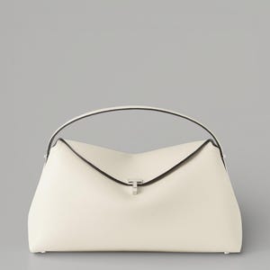 Pu&ograve; includere: Borsa a mano color crema con manico curvo e chiusura a patta. La borsa presenta una chiusura color argento e un design strutturato. Il manico e i bordi sono delineati in nero. La borsa &egrave; su sfondo grigio.