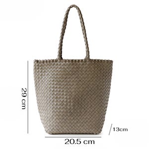 Może przedstawiać: Szara torba typu tote z plecionymi uchwytami. Torba ma 29 cm wysokości, 20,5 cm szerokości i 13 cm głębokości. Tkany wz&oacute;r nadaje torbie fakturę. Uchwyty są r&oacute;wnież plecione.