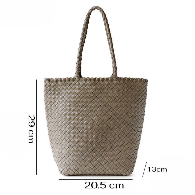 Może przedstawiać: Szara torba typu tote z plecionymi uchwytami. Torba ma 29 cm wysokości, 20,5 cm szerokości i 13 cm głębokości. Tkany wz&oacute;r nadaje torbie fakturę. Uchwyty są r&oacute;wnież plecione.