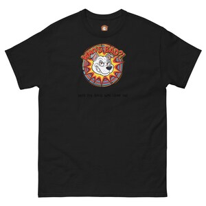 以下が含まれることがあります： 黒いTシャツ。 爆発のデザインの中に、怒った表情の漫画の犬が描かれています。 犬の上には「WHO'S BAD?!」という文字があり、下には「HOLD THE PHONE, WE STILL OUT」という文字があります。 このシャツはクルーネックで半袖です。