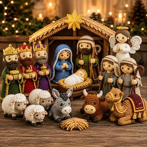 Könnte beinhalten: Ein gehäkeltes Krippenset mit Figuren der heiligen Familie, drei Königen, einem Engel, Hirten und Tieren wie Schafen, einem Esel, einer Kuh und einem Kamel. Die Figuren sind vor einem gehäkelten Stall mit einem gelben Stern an der Spitze platziert.