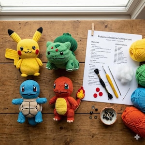 Może przedstawiać: Kolekcja ręcznie robionych figurek amigurumi Pokémon na szydełku, w tym Pikachu, Bulbasaur, Squirtle i Charmander. Figurki są w kolorze żółtym, zielonym, niebieskim i pomarańczowym. Obraz zawiera również przędzę, szydełka i arkusz wzoru.
