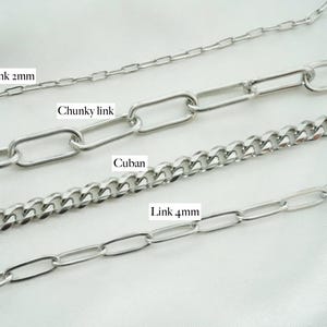 K&ouml;nnte beinhalten: Vier silberfarbene Metallketten, die horizontal angeordnet sind. Die oberste Kette ist mit Link 2mm beschriftet, die zweite mit Chunky link, die dritte mit Cuban und die unterste Kette mit Link 4mm. Jede Kette hat eine eigene Gliederform.