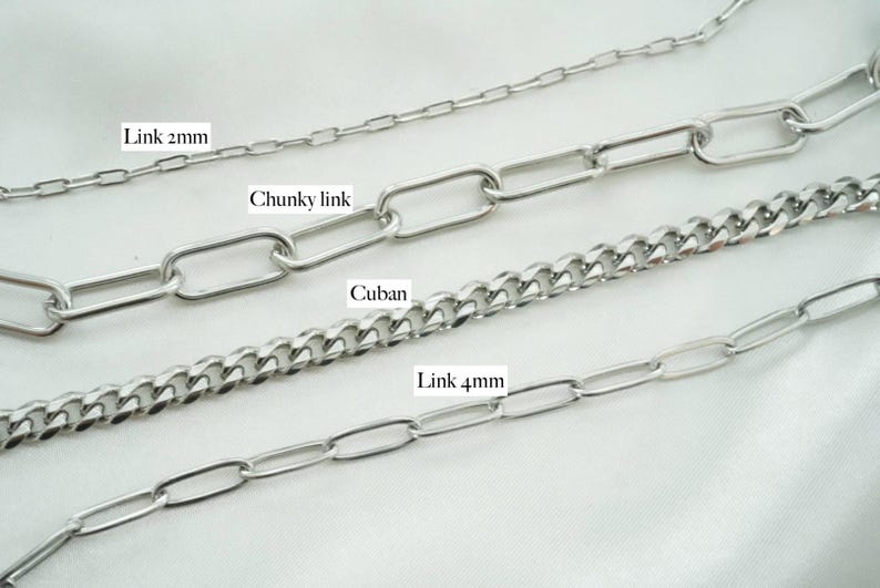 K&ouml;nnte beinhalten: Vier silberfarbene Metallketten, die horizontal angeordnet sind. Die oberste Kette ist mit Link 2mm beschriftet, die zweite mit Chunky link, die dritte mit Cuban und die unterste Kette mit Link 4mm. Jede Kette hat eine eigene Gliederform.