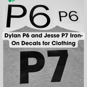 Könnte beinhalten: Schwarze Aufbügelbilder mit dem Text P6 und P7, präsentiert neben einem grauen T-Shirt, auf dem das P7-Abziehbild angebracht ist. Das Bild enthält den Text LittleLuckyCosplay, ein grünes Kleeblatt-Symbol und den Text Dylan P6 and Jesse P7 Iron-On Decals for Clothing.