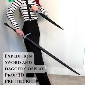 Könnte beinhalten: Schwarzes Schwert und Dolch-Cosplay-Requisiten. Das Schwert hat eine lange, strukturierte Klinge und einen Handschutz. Der Dolch hat eine kürzere Klinge. Die Requisiten werden von einer Person gehalten, die ein schwarz-weiß gestreiftes Hemd und eine schwarze Hose trägt. Text auf dem Bild lautet "Expedition Sword and Dagger Cosplay Prop 3D Printed Kit."