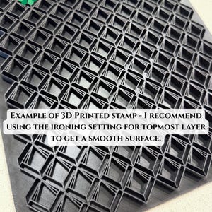 Puede incluir: Sello negro impreso en 3D con un patr&oacute;n geom&eacute;trico repetitivo. El sello tiene una superficie texturizada y presenta una serie de formas de diamante interconectadas. El texto de la imagen dice: "EJEMPLO DE SELLO IMPRESO EN 3D - RECOMIENDO USAR LA CONFIGURACI&Oacute;N DE PLANCHADO PARA LA CAPA SUPERIOR PARA OBTENER UNA SUPERFICIE LISA."