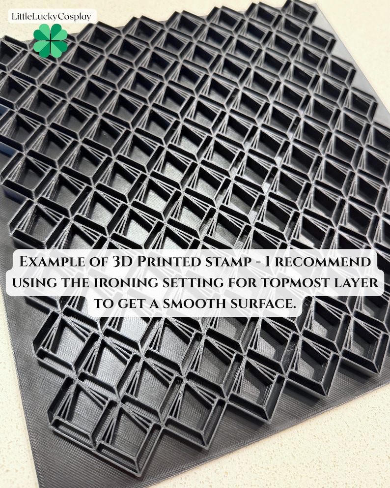 Puede incluir: Sello negro impreso en 3D con un patr&oacute;n geom&eacute;trico repetitivo. El sello tiene una superficie texturizada y presenta una serie de formas de diamante interconectadas. El texto de la imagen dice: "EJEMPLO DE SELLO IMPRESO EN 3D - RECOMIENDO USAR LA CONFIGURACI&Oacute;N DE PLANCHADO PARA LA CAPA SUPERIOR PARA OBTENER UNA SUPERFICIE LISA."