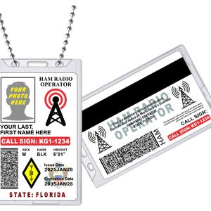 Pode incluir: Cartão de identificação de operador de rádio amador em plástico transparente com corrente de esferas prateada. O cartão apresenta um espaço reservado para fotos, indicativo KG1-1234 e um gráfico de torre de rádio. A altura é de 185 cm.