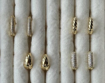 Pendientes de aro Huggie de plata de ley chapados en oro / CZ brillante