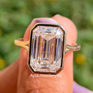 Bezel Set 5.5 CT Smaragdschliff Moissanit Verlobungsring | 14K Gold Split Shank Solitär Ehering | Vorschlag an Ring | Versprechen Ring für sie