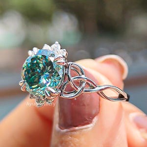 Bague de fiançailles en moissanite bleu cyan 2 carats coupe portugaise noeud celtique | Alliance en grappe en or 14 carats | Bague bijoux irlandaise | Bague de promesse