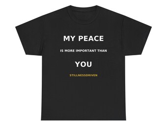 STILLNESSGETRIEBENES T-Shirt | Minimal Text Grafik T-Shirt, weißes Logo in der Mitte Brust