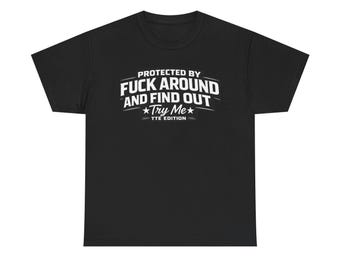 "Geschützt durch ""Fuck rund und finden Sie heraus"" T-Shirt |." Grafisches Phrasen-Shirt