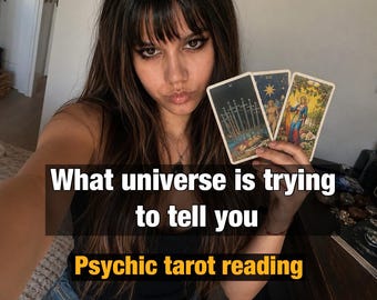 Puede incluir: Tres cartas de tarot sostenidas en una mano, incluyendo el Diez de Espadas, La Estrella y La Emperatriz. La imagen incluye el texto "What universe is trying to tell you" y "Psychic tarot reading" superpuesto, mostrando una lectura de tarot.