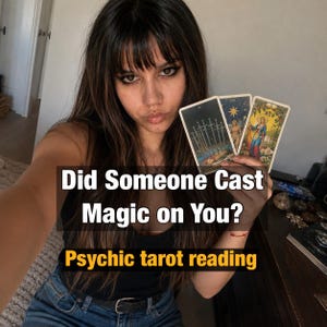 Op de afbeelding: Drie tarotkaarten, waaronder de Tien van Zwaarden, De Ster en De Keizerin. De tekst op de afbeelding luidt Did Someone Cast Magic on You? Psychic tarot reading. De kaarten tonen gedetailleerde illustraties van zwaarden, sterren en figuren.