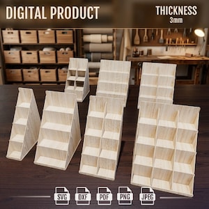 Può includere: Diverse mensole espositive in legno non rifinite sono disposte su una superficie scura. Le mensole variano per dimensioni e design, alcune con più livelli e scomparti. Il testo "DIGITAL PRODUCT" e "THICKNESS 3mm" sono visibili. Icone dei tipi di file in basso.