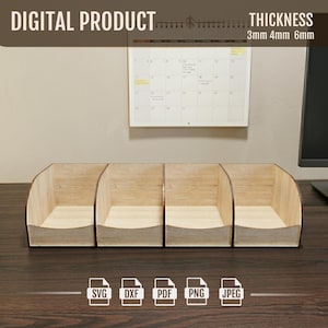 Puede incluir: Un organizador de escritorio de madera con cuatro compartimentos. El organizador tiene un acabado de veta de madera clara y un diseño curvo. El texto "DIGITAL PRODUCT" y "THICKNESS 3mm 4mm 6mm" son visibles. También se muestran iconos de tipo de archivo para SVG, DXF, PDF, PNG y JPEG.