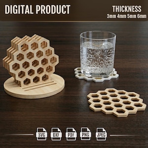 Peut inclure: Un ensemble de dessous de verre en bois en forme de nid d'abeille avec un support, un dessous de verre unique et un verre d'eau. Le texte "DIGITAL PRODUCT" et "THICKNESS 3mm 4mm 5mm 6mm" sont affichés. Icônes de type de fichier SVG, DXF, PDF, PNG et JPEG.