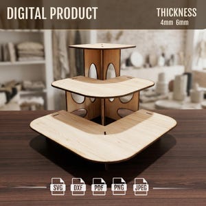 Op de afbeelding: Een houten displaystandaard met drie niveaus en een natuurlijke afwerking. De standaard heeft een uniek, gebogen ontwerp met open ruimtes. De tekst "DIGITAL PRODUCT" en "THICKNESS 4mm 6mm" zijn zichtbaar. Bestandstype-pictogrammen voor SVG, DXF, PDF, PNG en JPEG staan onderaan.