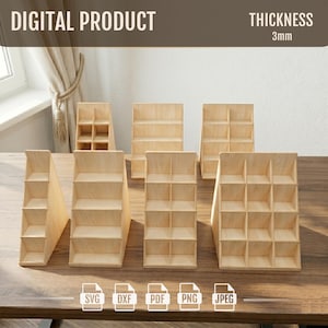 Può includere: Una collezione di scaffali espositivi in legno, di varie dimensioni e design, disposti su una superficie in legno. Gli scaffali sono in legno chiaro e hanno uno spessore di 3 mm. L'immagine include il testo "DIGITAL PRODUCT" e icone di tipo di file.