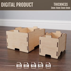 Peut inclure: Deux modèles de boîtes en bois non finies, une grande et une petite, avec des joints d'angle emboîtables. Les boîtes sont présentées sur une surface imitation bois. Le texte en haut indique "DIGITAL PRODUCT" et "THICKNESS 3mm 4mm 5mm 6mm". En bas, des icônes de type de fichier : SVG, DXF, PDF, PNG et JPEG.