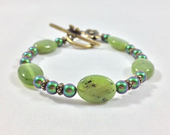 Green jade bracelet with Swarovski pearls, gift for her, Mother's Day, spring jewelry, floral bracelet, birthday, Christmas