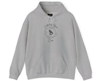 Cultivate Your Care Blumenkranz Rabenschädel Hoodie | Rosenkranz, gotische Kalligraphie