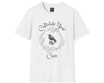 Kultivieren Sie Ihr Pflege-T-Shirt | Raben Schädel Blumen Illustration