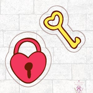 Op de afbeelding: Een rood hartvormig hangslot en een gele sleutel met een hartvormige bovenkant, omlijnd in bruin. Het hangslot heeft een sleutelgat en een gebogen handvat. De sleutel is licht gebogen. De achtergrond is een lichtgrijs baksteenpatroon.