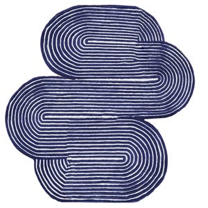 Pode incluir: Tapete azul marinho e branco com design abstrato. Apresenta formas curvas conectadas, preenchidas com linhas brancas paralelas sobre fundo azul marinho. O padr&atilde;o &eacute; moderno e atraente, ideal para v&aacute;rios interiores. Um revestimento de ch&atilde;o decorativo.