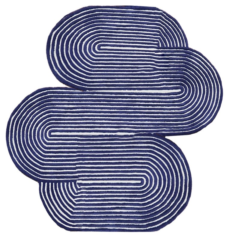 Pode incluir: Tapete azul marinho e branco com design abstrato. Apresenta formas curvas conectadas, preenchidas com linhas brancas paralelas sobre fundo azul marinho. O padr&atilde;o &eacute; moderno e atraente, ideal para v&aacute;rios interiores. Um revestimento de ch&atilde;o decorativo.