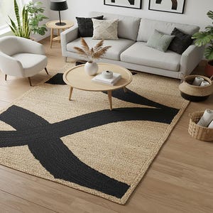Peut inclure: Un tapis de sol beige et noir avec un grand motif noir abstrait. Le tapis est fait d'une matière en fibre naturelle et est posé sur un parquet. Le tapis se trouve dans un salon avec des meubles.