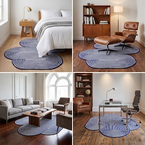 Pode incluir: Um conjunto de quatro tapetes azul marinho com um design de listras brancas curvas. Os tapetes, mostrados em diferentes c&ocirc;modos, incluindo um quarto e um escrit&oacute;rio, destacam sua versatilidade e est&eacute;tica moderna.