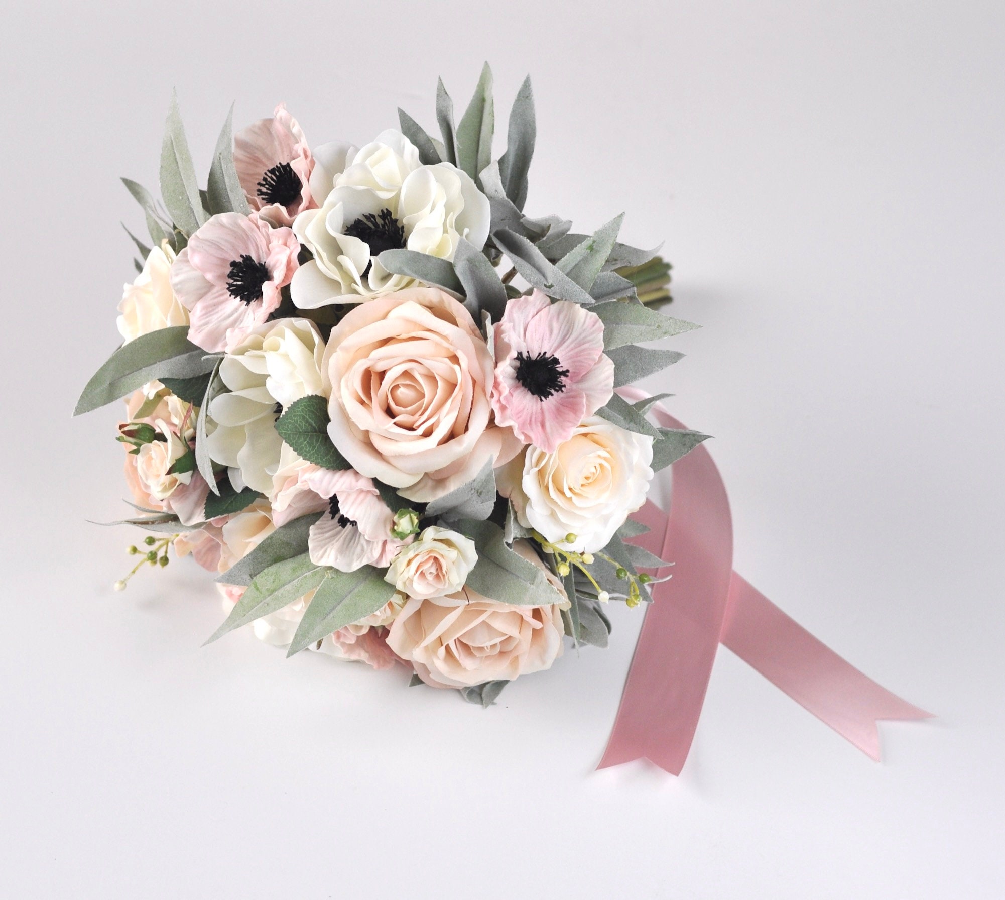 Surakey Romantisch bruidsboeket, bruiloft boeket wit nep roos bruid boeket bloem bruidsboeket bruiloft kunstbloem voor bruiloft fotoshoot Surakey Romantisch bruidsboeket, bruiloft boeket wit nep roos bruid boeket bloem bruidsboeket bruiloft kunstbloem voor bruiloft fotoshoot