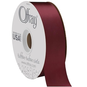 Peut inclure: Une bobine de ruban satiné bordeaux avec le nom de la marque Offray et "Woven in the USA" imprimé sur l'étiquette. Le ruban mesure 3,8 cm de large.