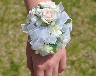rozencorsage, bruiloftsbloemen, bruiloftscorsage, balcorsage, polscorsage, rozencorsage, zijden bruiloftsbloemen, strass-armband.