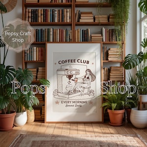 Peut inclure: Une affiche encadrée avec les mots "Coffee Club" et "Every Morning Served Daily" dans un style rétro. L'illustration représente une femme près d'une machine à café. L'affiche est exposée dans une pièce avec des étagères et des plantes en pot.