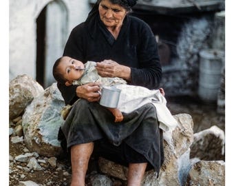 Asi Gonia Oma füttert Enkelkind | Kretisches Familienfoto | Griechisches Erbe Geschenk | Yiayia Pflege