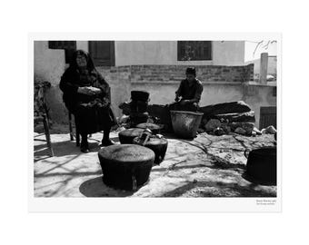 Asi Gonia Ausbessern großer Töpfe für die Käseherstellung | | Kretisches Dorf Fotodruck | Griechische Kulturerbe Kunst | Crete Wandkunst