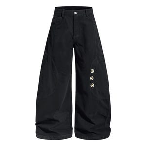 Op de afbeelding: Zwarte broek met wijde pijpen, hoge taille en knoopsluiting. De broek heeft afgeronde zakdetails en drie decoratieve stervormige knopen aan de zijkant. De stof lijkt een lichtgewicht materiaal te zijn.