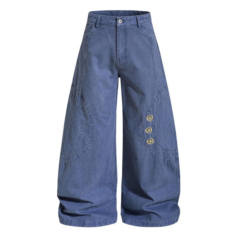 Op de afbeelding: Blauwe denim broek met wijde pijpen, knoop- en zakdetails. De broek heeft een hoge taille en een relaxte pasvorm. Drie goudkleurige sterknopen sieren de zijkant.