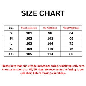 Op de afbeelding: Een maattabel met de titel "SIZE CHART" in vette zwarte letters. De tabel toont maten S tot XXL, met bijbehorende afmetingen voor broeklengte, heupbreedte en taillebreedte in centimeters. De tekst eronder geeft maatvoeringinformatie.