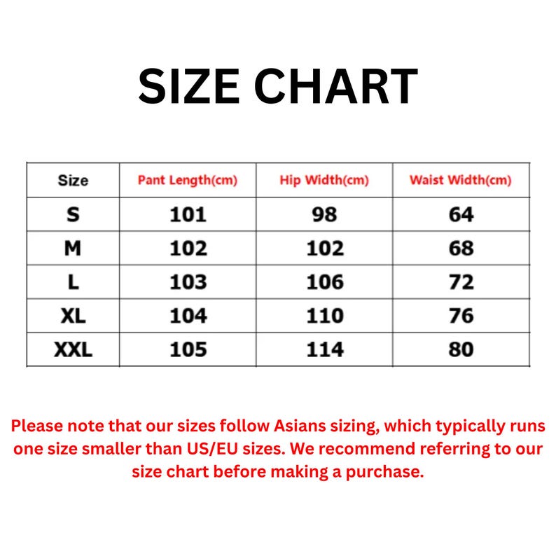 Op de afbeelding: Een maattabel met de titel "SIZE CHART" in vette zwarte letters. De tabel toont maten S tot XXL, met bijbehorende afmetingen voor broeklengte, heupbreedte en taillebreedte in centimeters. De tekst eronder geeft maatvoeringinformatie.