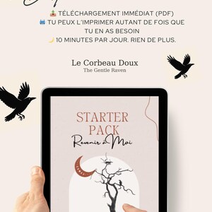 Könnte beinhalten: Ein Tablet zeigt einen digitalen Download mit dem Titel „STARTER PACK Revenir à Moi“. Das Bild zeigt eine Baum- und Halbmond-Grafik. Französischer Text, einschließlich „Disponible maintenant“, ist ebenfalls sichtbar.