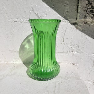 Jarrón de vidrio verde vintage / jarrón verde pequeño / jarrón de boca ancha / jarrón pequeño / pequeño / vidrio verde / jarrón vintage / vidrio verde vintage