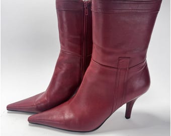 Botín Nine West de piel roja con tacón alto de 8,9 cm, punta afilada y cremallera lateral - Talla 8