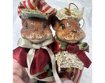 Adornos navideños de ratones de la colección de Katherine, par de bolsos con faja de Wayne M. Kleski