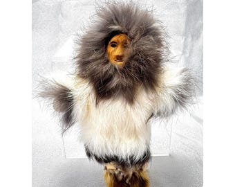 Muñeco esquimal Inuit artesanal de 18 cm con cara de madera y piel auténtica.